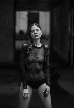  / ***