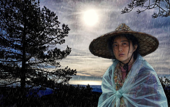 DONA XINESA SOTA LA PLUJA / Dona xinesa sota la pluja a Arbolí (Baix Camp)