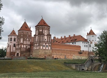 Mir Castle / ***