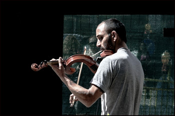 The musician is caught ... / ***