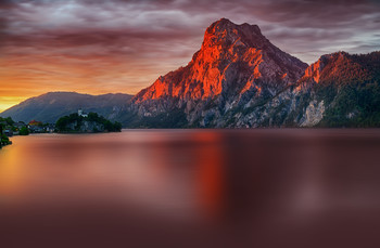 Traunsee / Letztes Licht am Traunstein als ob der Berg brennt