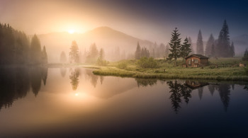 Die Hütte am See / Morgens bei Sonnenaufgang an einen kleinen See in der Steiermark.