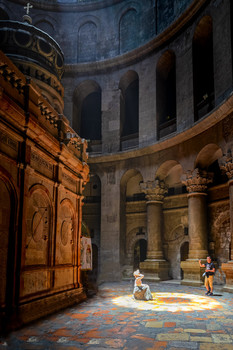 im Tempel. / ***