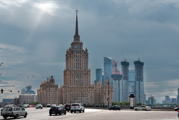 Hotel Ukraine / ***