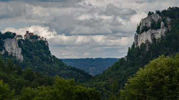 Die Burg über der Schlucht / ***