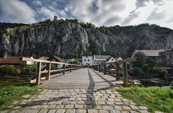 Die Brücke zum alten Dorf / ***