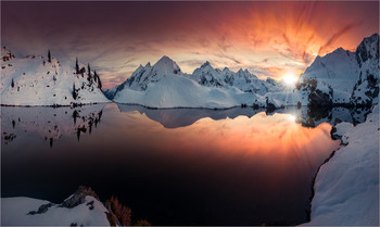 Schönes Österreich / Abends bei Sonnenuntergang am Krummschnabelsee in Obertauern
