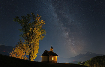 Milchstraße / Aufgenommen in Berchtesgarden bei einer Kapelle