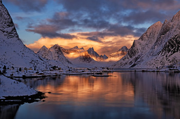 Lofoten / Erstes Sonnenlicht um 11 Uhr über Reine auf den Lofoten