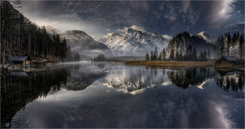 Traumlandschaft / Nebelschleier im Morgengrauen
Umhüllen die Wälder und Felder
Wie in einer Traumlandschaft
Zart und weich setzt sich der Schleier
Auf Blätter und Gräser
Die Sonnenstrahlen erscheinen sanft
Geben der Landschaft etwas Geheimnisvolles
Wie verzaubert steht dort der Wald
Unbeschreiblich schöne Farben
Dringen durch den Vorhang der Natur
Friedliche Stille breitet sich aus
Nur für einen Augenblick
Erlebt man ein fantastisches Kunstwerk
Einmalig in seiner unvollendeten Schönheit.