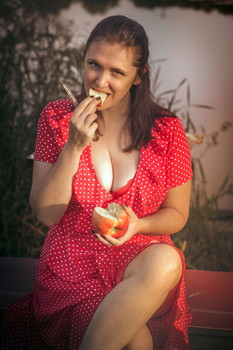 Mädchen mit Apfel / ***