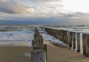 Eingang ins Meer / Buhnen am Strand