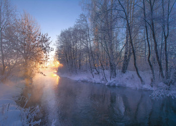 Sonnenaufgang über dem Fluss / ***