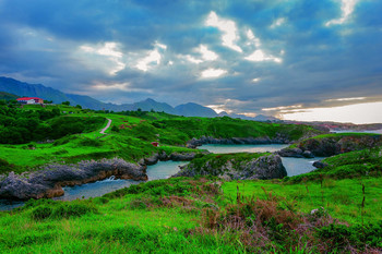 Entre el mar y la montaña. / Asturias en España es privilegiada en verdaderos paisajes de montaña y de costa.