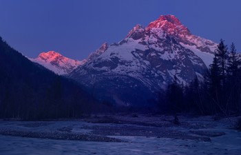 Morgendämmerung in den Bergen / ***
