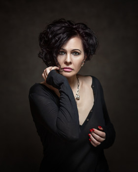 Dame in Schwarz / ***