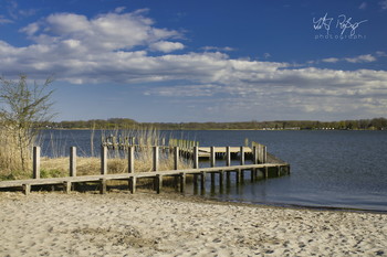 Warten auf den Sommer... / Ein leerer Strand mit Steg