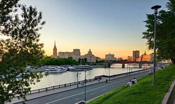Sonnenuntergang über Moskau / ***