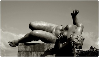 the stream / expressive sculpture in hamburg, germany
