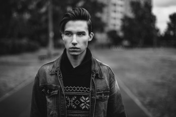 Max / ***
