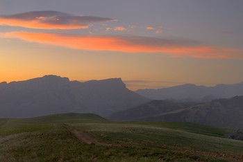 Morgendämmerung in den Bergen / ***