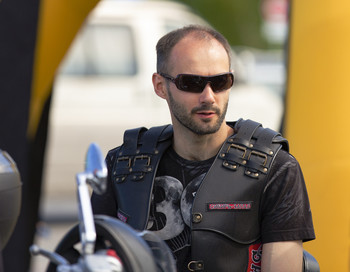 Motorradfahrer / ***