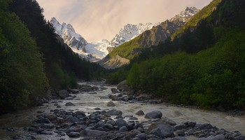 Morgendämmerung in den Bergen / ***