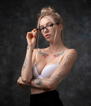 Girl / ***