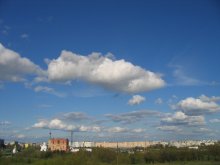 Kontrast und die Schönheit der Gegensätze (Himmel und Erde) in der Stadt / ***