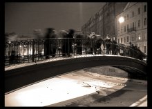 Fluss Stadt der Schatten / ***