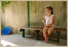 Girl with basin / ***