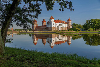 Mir Castle / ***