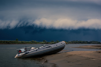 Before the storm. / ***