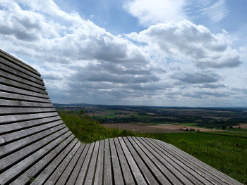 Bank mit Aussicht / auf dem Desenberg bei Warburg im Kreis Höxter ,,,