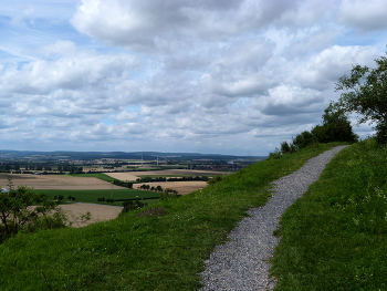 der Weg hinauf / und der Blick hinab, auf dem Desenberg bei Warburg, Kreis Höxter