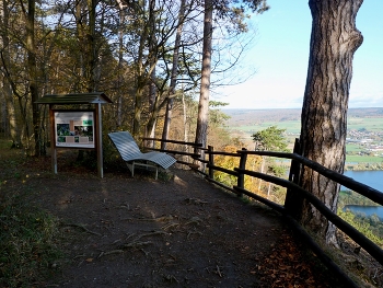 Bank mit Aussicht / Auf der Rabenklippe im
Ziegenberg bei Höxter