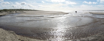 2 Menschen am Strand / Im Herbst hat man oft die Welt für sich allein
