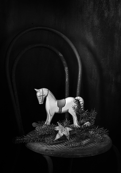 Winter / Pferdchen auf dem Stuhl mit Tannenzweig und Blatt