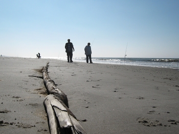 Menschen am Strand / die dänische Nordseeküste im Herbst