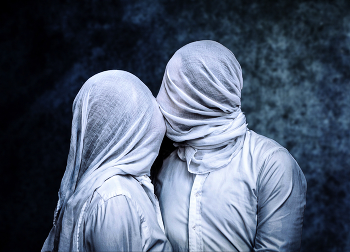 THE LOVERS III (2020) - INSPIRED BY RENÉ MAGRITTE / In the current health context, I cannot help but think of the cult painting "The Lovers II (1928)" by René Magritte. This surrealism, we live it today so real that Magritte would never have thought it possible ...