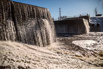 Dam / ***
