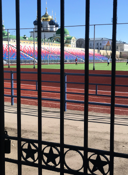 behind the fence / ***