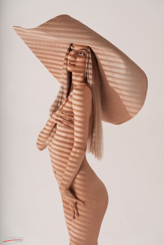  / big straw hat