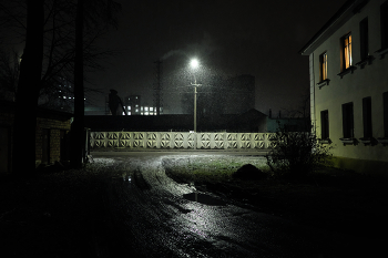 Snow falling / ***