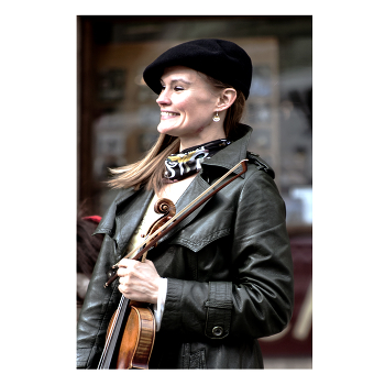 The violinist... / ***