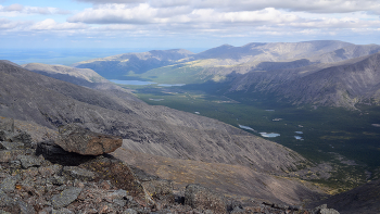 Above the valley / ***