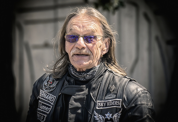Motorradfahrer / ***