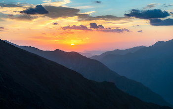 Dawn in the mountains / ***