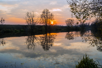 Herbstsonnenuntergang. / ***