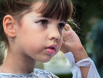 Portrait of young girl / ***